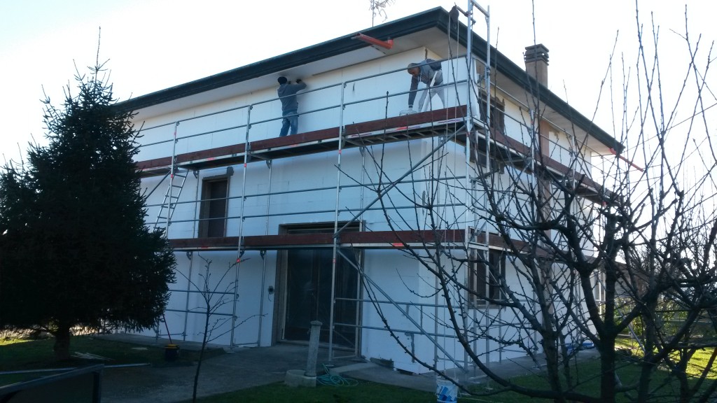 Casa privata fasi rivestimento cappotto